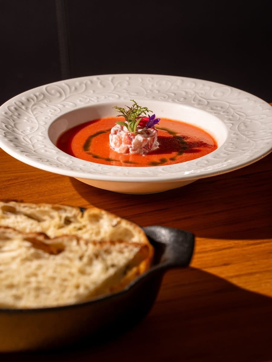 Předkrm s domácím pečivem na stole restaurace